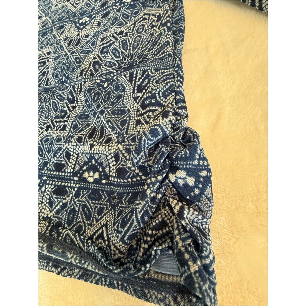 Chico’s Blue Geometric Kaleidoscope Print Mesh Lined Top Size 1 Long Sleeve - Picture 9 of 12